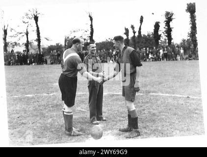 I capitani di calcio francesi e inglesi stringono la mano prima dell'inizio di una partita di calcio della Bastiglia Day, illustrando l'amichevole sportività tra le due squadre. L'evento si svolse sotto la supervisione dell'esercito britannico, 21st Army Group. Foto Stock