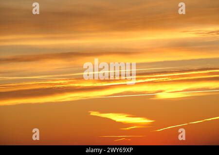 Alba sulla foce dell'Elba nei pressi di Otterndorf, nella bassa Sassonia, con un cielo arancione brillante e nuvole. Foto Stock