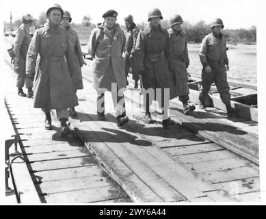 Il feldmaresciallo Montgomery, il generale Ridgway e gli ufficiali di ingegneri attraversano il fiume Elba a Blechede utilizzando un ponte militare di nuova costruzione durante le operazioni della seconda guerra mondiale. Foto Stock