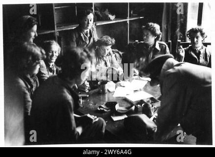 I membri del servizio territoriale ausiliario di Bruxelles si prendono una pausa a metà mattina con tè e sigarette dopo aver eseguito la manutenzione dell'auto nella loro sala ricreativa. Foto Stock