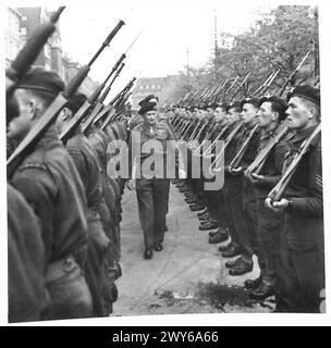 Le truppe aviotrasportate formano una guardia d'onore presso il quartier generale militare britannico a Copenaghen per un'ispezione ufficiale da parte degli ufficiali comandanti. Foto Stock