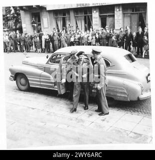 IL FELDMARESCIALLO MONTGOMERY DECORA LE TRUPPE CANADESI DOPO IL SUO INCIDENTE AEREO - il C-in-C che arriva a Oldenburg con il maggior generale C. Volkes, CB., DSO., comandante della 3rd Canadian Infantry Division. , British Army, 21st Army Group Foto Stock