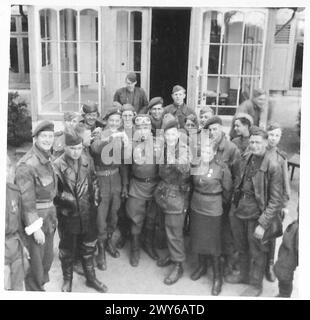 Le truppe britanniche si uniscono alle forze russe, tra cui un generale russo, soldati dell'Armata Rossa e il tenente Insole e il suo gruppo durante le operazioni congiunte. Foto Stock