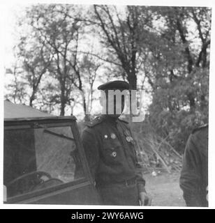 Le truppe dell'esercito britannico si uniscono alle forze russe, con un colonnello russo presente, durante le operazioni alleate coordinate in Europa. Foto Stock