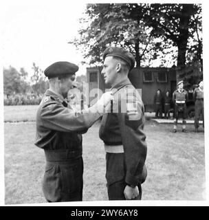 IL FELDMARESCIALLO MONTGOMERY DECORA LE TRUPPE CANADESI DOPO IL SUO 'INCIDENTE AEREO il C-in-C presentando medaglie - M. M. - L-106138 L/sergente R.F.Morrow 4/Regina Rif. [CAOF] , British Army, 21st Army Group Foto Stock