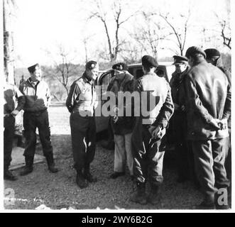 Il feldmaresciallo Montgomery parla con il maggiore generale M.C. Ridgway e con altri ufficiali del quartier generale del 18th Corps americano. Foto Stock