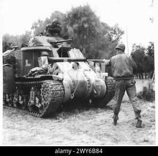 CAMPAGNA IN TUNISIA, NOVEMBRE 1942-MAGGIO 1943 - un soldato americano che pulisce una pistola del suo carro medio M3 Lee dopo la cattura della città di Medjez el Bab, il 29 novembre 1942. , Esercito degli Stati Uniti Foto Stock