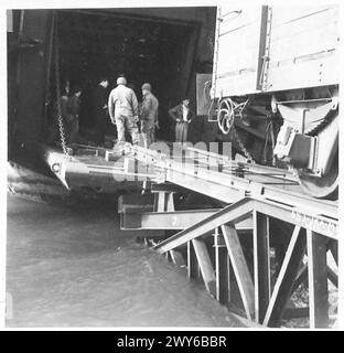 FOTOGRAFIE DELLA PORTA PREFABBRICATA, ECC. - Vagone ferroviario che lascia Landing Ship Tank, British Army, 21st Army Group Foto Stock