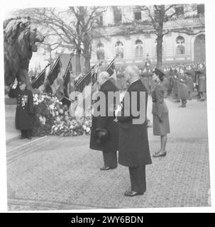 SIGNOR WINSTON CHURCHILL VISITA BRUXELLES E RENDE OMAGGIO ALLA TOMBA DELL'IGNOTO GUERRIERO - il signor Churchill e sua figlia stanno in piedi e rendono omaggio davanti alla tomba. , British Army of the Rhine Foto Stock