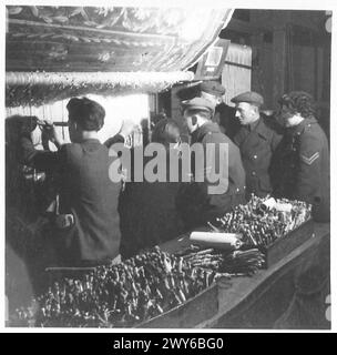 GLI ex TESSITORI BRITANNICI DEL LANCASHIRE VISITANO I TELAI ARAZZI GOBELIN DI PARIGI - immagini che mostrano i militari e A.T.S. tutti ex operai tessili, studiando il lavoro di arazzo sui telai ad alta curvatura. , British Army, 21st Army Group Foto Stock