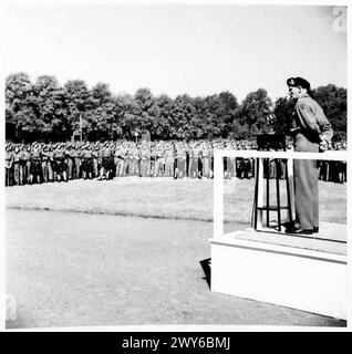 IL FELDMARESCIALLO MONTGOMERY ISPEZIONA LE UNITÀ della 15A DIVISIONE SCOZZESE: LUBECK - feldmaresciallo Montgomery rivolgendosi alle truppe. , British Army, 21st Army Group Foto Stock