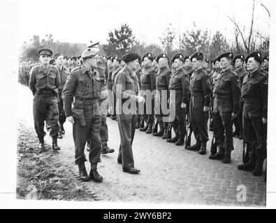 IL CANCELLIERE DELLO SCACCHIERE VISITA I CAPI DI GUERRA E IL FELDMARESCIALLO MONTGOMERY CON 52 DIV (PIANURA) - ispezionando i confini scozzesi del V re. , British Army, 21st Army Group Foto Stock