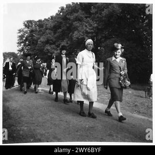 MOVIMENTO DI RESISTENZA FRANCESE NEL VILLAGGIO DI BEAUMESNIL EURE - membri della FFI che guidano la processione attraverso il villaggio sulla strada per il War Memorial. Sono stati raggiunti dagli abitanti del villaggio. , British Army, 21st Army Group Foto Stock