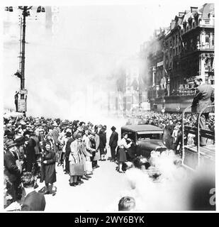 FESTEGGIAMENTI PER LA PACE A BRUXELLES - la folla al Bourse sembra molto divertita per il fumo colorato lasciato cadere dagli americani. , British Army, 21st Army Group Foto Stock