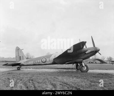 AEREI DELLA ROYAL AIR FORCE 1939-1945: ZANZARA DE HAVILLAND DH.98. - Mosquito NF Mark XIII, HK382 «RO-T», del No. 29 Squadron RAF, in una dispersione a Hunsdon, Hertfordshire. , Royal Air Force, 29 Squadron Foto Stock