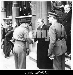 Il feldmaresciallo Montgomery partecipa a una cerimonia di investitura a Bruxelles, stringendo la mano al primo ministro belga M. Van Acker. Foto Stock