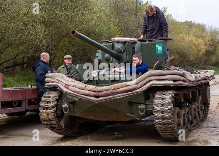 Studland, Dorset, Regno Unito. 4 aprile 2024. John Pearson, il restauratore e proprietario dell'unico carro armato completo e sopravvissuto Valentine Duplex Drive (anfibio), guida lungo le spiagge di Studland Bay, come parte dell'esercizio Smash 80th Anniversary per commemorare l'evento 80 anni fa, il 4 aprile 1944, dove circa 10.000 uomini furono coinvolti in un'esercitazione di fuoco vivo, tra cui il collaudo del carro anfibio Valentine Duplex Drive, dove sei uomini persero la vita e sette dei carri armati persero in mare. Crediti: Carolyn Jenkins/Alamy Live News Foto Stock