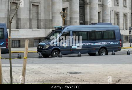 Pulmino della polizia Federale Mercedes Sprinter in Plaza de Mayo. Foto Stock