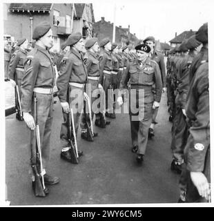 Il feldmaresciallo Montgomery ispeziona la Guardia d'Onore del reggimento della Regina all'arrivo per una cerimonia di investitura. Foto Stock