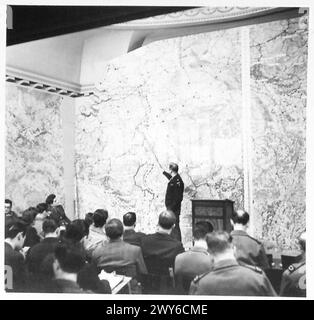 "HOTEL SCRIBE" - Vista generale della sala riunioni dei corrispondenti di guerra presso l'Hotel Scribe. Il maggiore J.F.Hughes, ufficiale americano per il briefing, è visto parlare con i corrispondenti durante uno dei briefing. , British Army, 21st Army Group Foto Stock