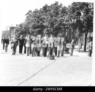 TRE GRANDI CONFERENZE CERIMONIA DI ALZAMENTO DELLA BANDIERA TENUTASI PRESSO IL quartier generale DEL CONSIGLIO DI CONTROLLO DEL GRUPPO DEGLI STATI UNITI : BERLINO - varie foto della cerimonia di alzamento della bandiera presso il quartier generale degli Stati Uniti d'America a Berlino. Da sinistra a destra - il generale Eisenhower il generale Patton il presidente Truman il signor Stettinius il generale Omar Bradley e altri ufficiali di alto rango, incluso il generale Clay. , British Army, 21st Army Group Foto Stock