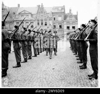 Il feldmaresciallo Montgomery ispeziona la Guardia d'Onore durante una cerimonia di investitura a Ypres, alla presenza del British Army, 21st Army Group. Foto Stock