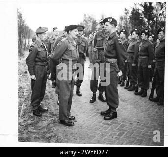 IL CANCELLIERE DELLO SCACCHIERE VISITA I CAPI DI GUERRA E IL FELDMARESCIALLO MONTGOMERY CON 52 DIV (PIANURA) - il Comandante in Capo parla con un ufficiale canadese legato al 7° Cameroniani. , British Army, 21st Army Group Foto Stock