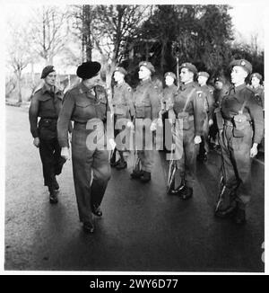Il feldmaresciallo Montgomery ispeziona una Guardia d'Onore di 30 corpi, che comprendeva uomini che per primi sollevarono le truppe aviotrasportate ad Arnhem. Foto Stock