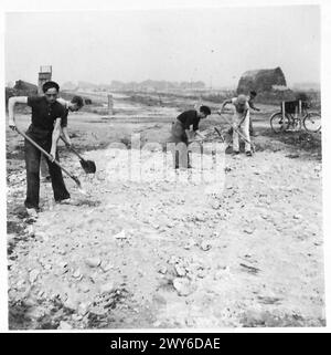 LAVORO CIVILE IN NORMANDIA - uomini che lavorano sulle strade. , British Army, 21st Army Group Foto Stock