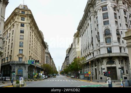 Guardando verso Av. Pres. Roque Sáenz Peña da Plaza del Mayo con l'obelisco di Plaza de la República nel dissenso. Foto Stock