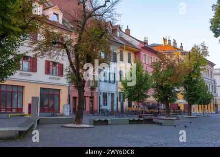 Vista al tramonto di una casa storica nella città vecchia di Sibiu, Romania Foto Stock