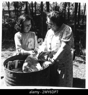 LA FAMIGLIA FRANCESE "TREASURE TROVE" HA SCAVATO I LORO OGGETTI DI VALORE DOPO ESSERE TORNATA A CASA LORO - MME. Meybon controlla alcuni dei negozi domestici. , British Army, 21st Army Group Foto Stock