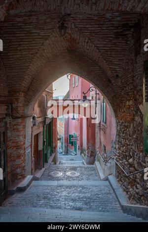 Vista al tramonto di una casa storica nella città vecchia di Sibiu, Romania Foto Stock