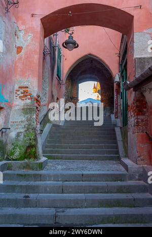 Vista al tramonto di una casa storica nella città vecchia di Sibiu, Romania Foto Stock