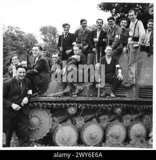 MOVIMENTO DI RESISTENZA FRANCESE NEL VILLAGGIO DI BEAUMESNIL EURE - i tedeschi hanno rintracciato veicoli blindati per il trasporto della fanteria che la FFI ha catturato nella battaglia per il loro villaggio. , British Army, 21st Army Group Foto Stock