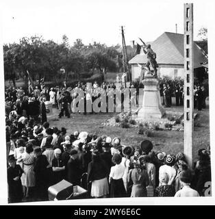 MOVIMENTO DI RESISTENZA FRANCESE NEL VILLAGGIO DI BEAUMESNIL EURE - il servizio si svolge presso il Memoriale di guerra del 1914-1918 nel villaggio. , British Army, 21st Army Group Foto Stock