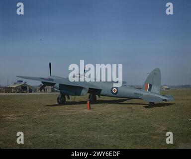 AEREI BRITANNICI IN SERVIZIO ROYAL AIR FORCE: DE HAVILLAND DH.98 ZANZARA. - Mosquito PR Mark XVI, MM364, a Mount Farm, Oxfordshire, consegnato all'USAAF. , United States Army Air Force, 8th United States Army Air Force Foto Stock