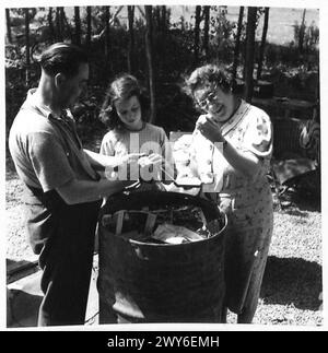 LA FAMIGLIA FRANCESE "TREASURE TROVE" HA SCAVATO I LORO OGGETTI DI VALORE DOPO ESSERE TORNATA A CASA LORO: M. MEYBON E MDE. trova i suoi gioielli personali sepolti con altre cose ancora intatte. , British Army, 21st Army Group Foto Stock