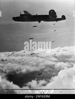 Due Consolidated Liberator B Mark VIS del No. 99 Squadron RAF a Dhubalia, in India, eseguirono un attacco di bombardamento diurno all'aeroporto di Zayatkwin, in Birmania, scortato da combattenti USAAF tra il 1941 e il 1945. Foto Stock