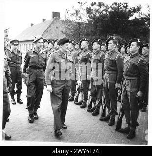 IL CANCELLIERE DELLO SCACCHIERE VISITA I CAPI DI GUERRA E IL FELDMARESCIALLO MONTGOMERY CON 52 DIV (PIANURA) - ispezionando il 4/5° Fucilieri reali scozzesi. , British Army, 21st Army Group Foto Stock