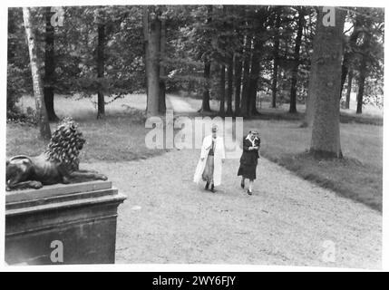 La regina Guglielmina e la principessa Giuliana camminano nei terreni vicino a Breda, in Olanda, osservati dal personale dell'esercito britannico, 21st Army Group, 1945. Foto Stock