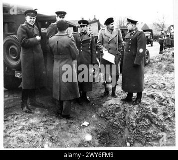 I generali russi il maggior generale Dragoun e il maggior generale Suslatorob visitano il fronte occidentale con il loro gruppo. Foto Stock