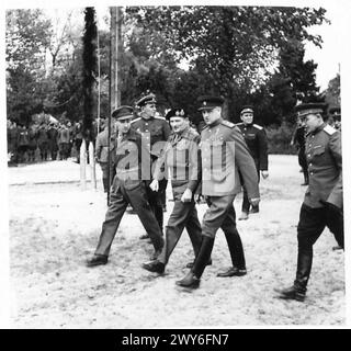 IL FELDMARESCIALLO MONTGOMERY VISITA IL MARESCIALLO ROKOSSOVSKY NEL SUO QUARTIER GENERALE - i due marescialli camminano insieme, seguiti da ufficiali di stato maggiore. , British Army, 21st Army Group Foto Stock