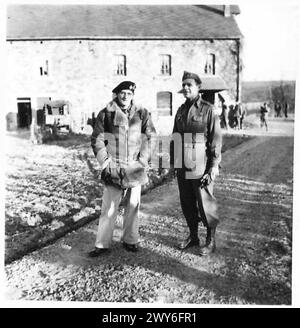 Il feldmaresciallo Montgomery dell'esercito britannico incontra i generali americani, incluso il maggiore generale M.C. Ridgway, presso il quartier generale del 18° corpo americano per discutere del coordinamento e delle operazioni. Foto Stock