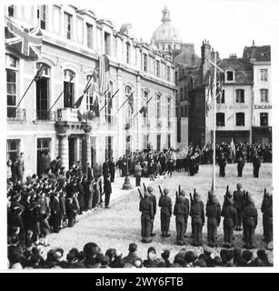 IL SINDACO DI BOULOGNE PARTECIPA ALLA SUA PRIMA CERIMONIA PUBBLICA. - Vista generale della piazza, che mostra le bandiere di liberazione che volano da uno stendardo eretto nella piazza truppe britanniche, che rappresentano le forze di liberazione, sono viste in primo piano. , British Army, 21st Army Group Foto Stock