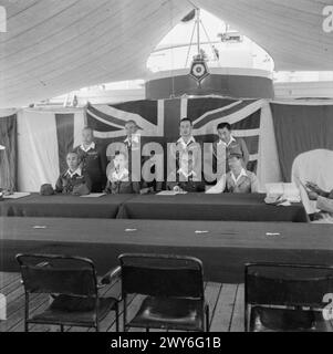 Gli ufficiali militari giapponesi si incontrano a bordo della HMS Cumberland per discutere con le forze alleate sull'occupazione di Giava, Indonesia nel 1945. Foto Stock