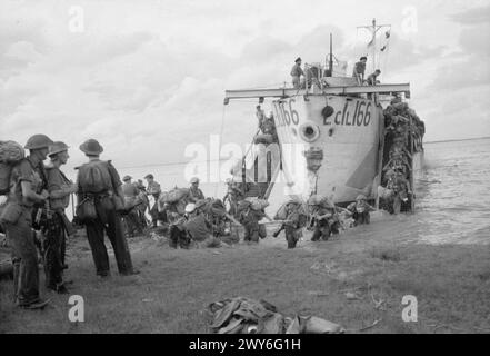 OPERAZIONI DELLA ROYAL AIR FORCE IN ESTREMO ORIENTE, 1941-1945. - Operazione DRACULA: Gli uomini del reggimento RAF e gli equipaggi da terra delle unità Supermarine Spitfire sbarcano da una LCI (Large) 166 di Landing Craft Infantry (Large) in una delle spiagge stabilite vicino a Rangoon, Birmania. , Royal Air Force, Royal Air Force Regiment Foto Stock