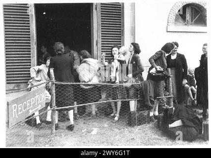 STAMPA DI UN GIORNALE GRATUITO - i rifugiati segnalano al campo. , British Army, 21st Army Group Foto Stock