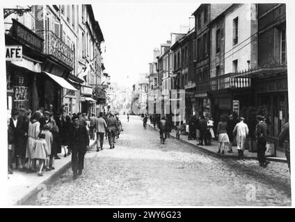 STAMPA GRATUITA DEL QUOTIDIANO - Vista di una delle strade di Bayeux. , British Army, 21st Army Group Foto Stock