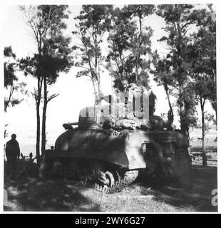 Il carro armato americano Sherman "Harpoon" si trova nei pressi di Medjez el Bab nel dicembre 1942; 14 carri armati tedeschi si avvicinano, i Royal Engineers nelle vicinanze sono ingannati dai marchi americani. Foto Stock